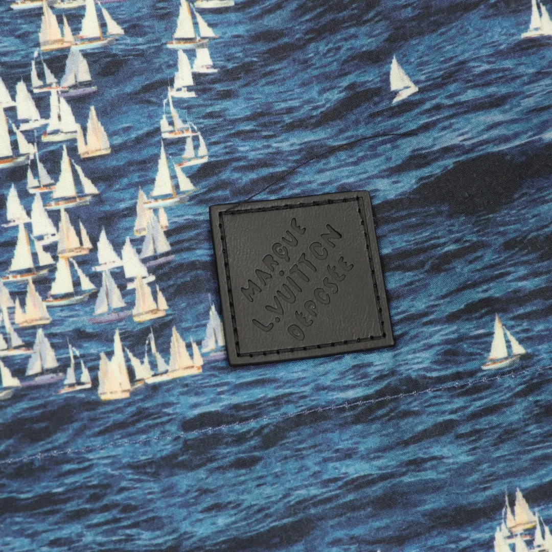 🅿️570 Louis Vuitton/Louis Vuitton sailing print windproof jacket, originally purchased and developed for 25300, customized polyester fiber fabric, with excellent wrinkle resistance and shape retention, and technological windproof and waterproof functions. It is knitted by twisted threads on a warp and weft spinning machine. After the full-width Damier Monogram pattern is processed by image software, the computer control system sprays the printing ink directly onto the fabric through the nozzle of the inkjet printer as required to form a pattern, which is perfectly integrated into the fabric fibers. The semi-finished product printing that is connected before and after the printing positioning is very material-consuming, such as alignment typesetting and cutting, infrared laser positioning and cutting, manual positioning and manual cutting, and full-body grid-on-grain laser alignment cutting. The alignment cutting rate is extremely high. Mold customization of zippers, bells, chains and other hardware. Size: XS-L